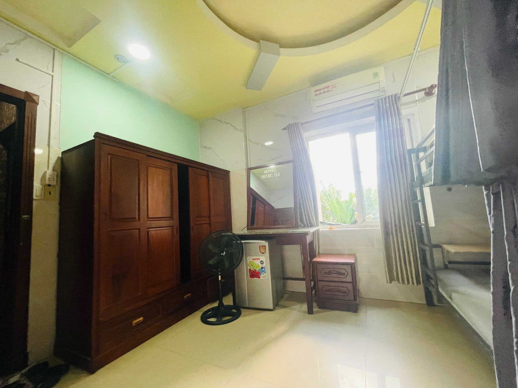 Không gian phòng sáng thoáng với tủ gỗ lớn