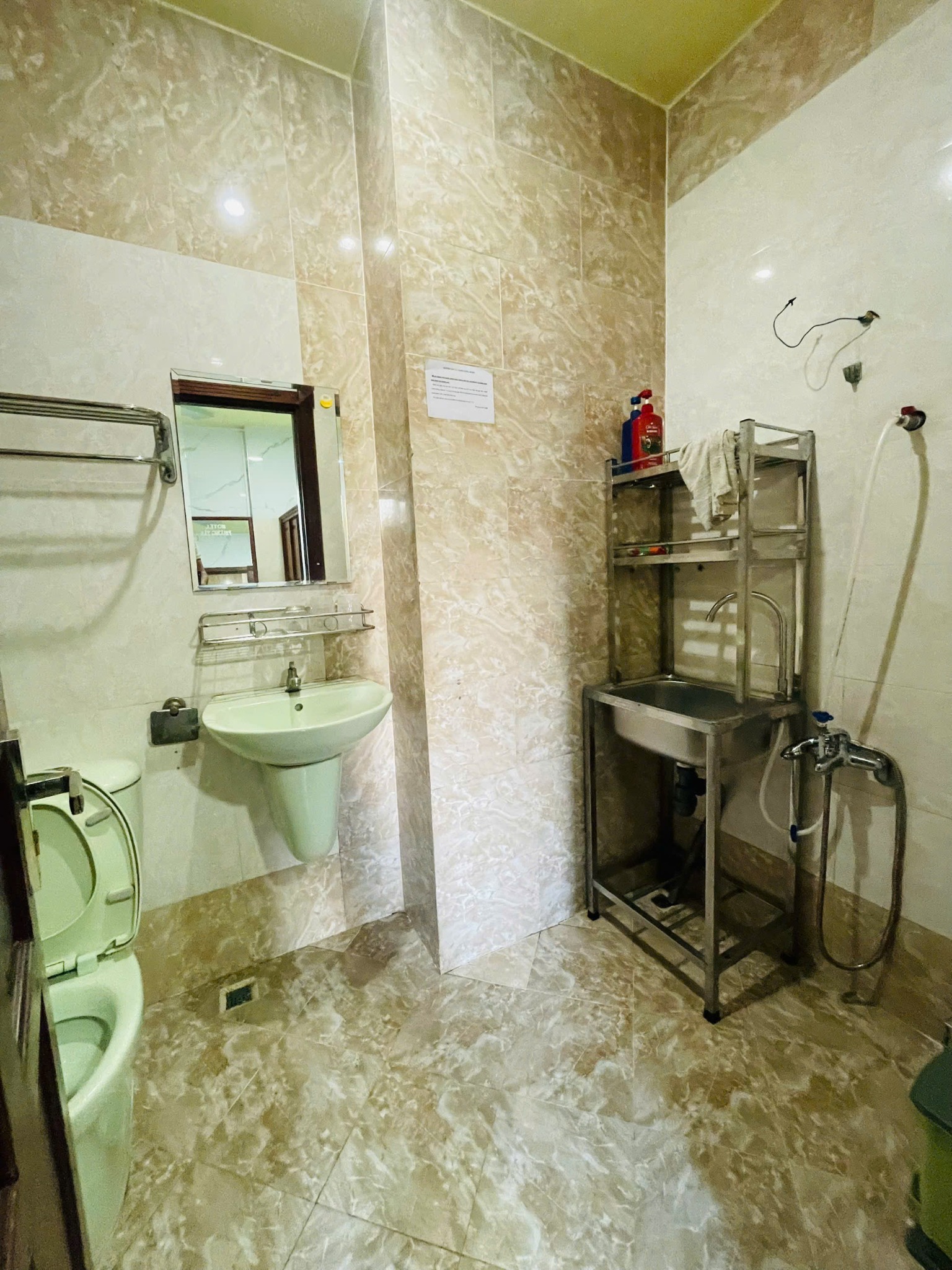 Phòng tắm riêng sạch sẽ có nước nóng
