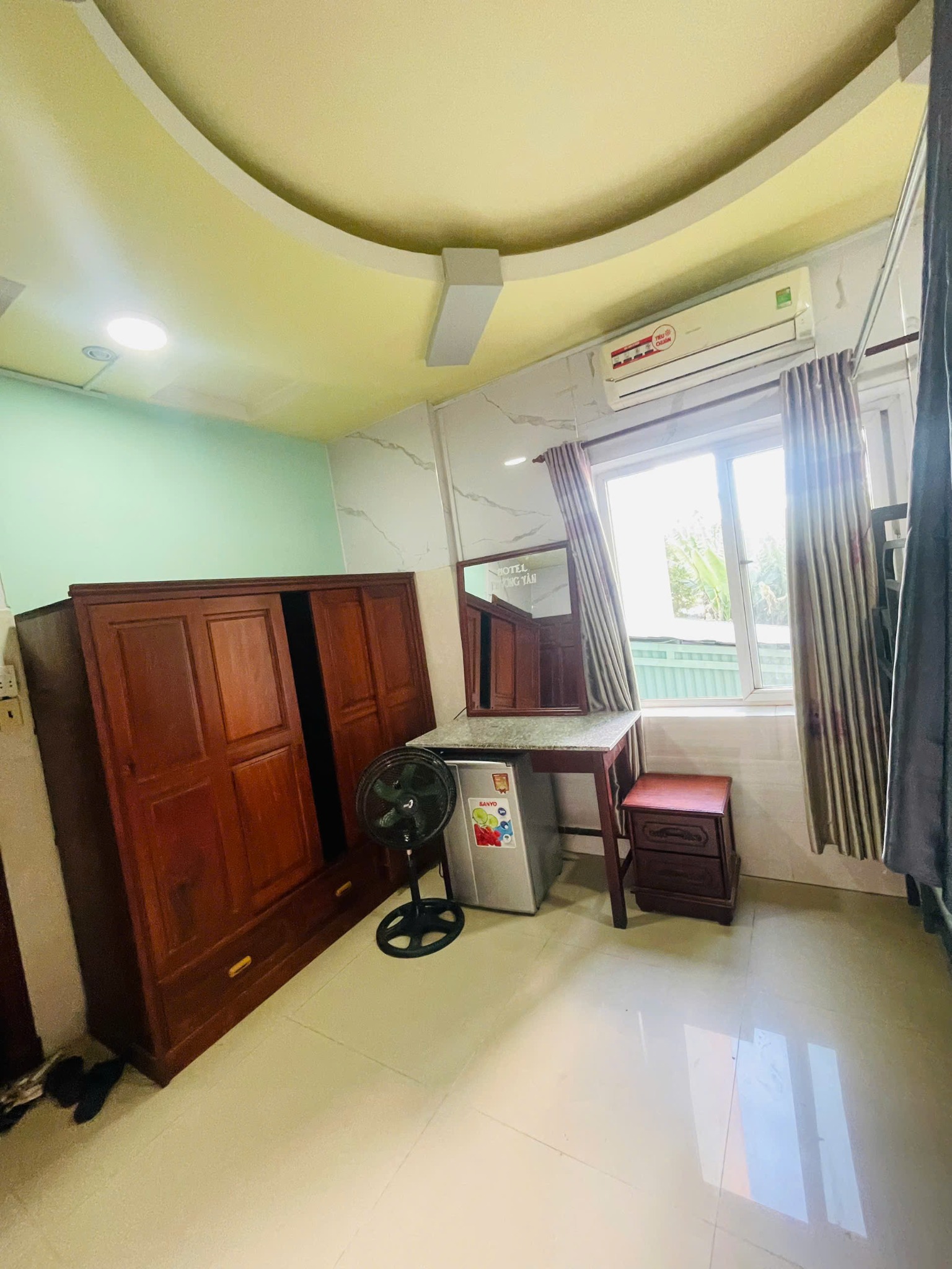 Góc học tập, tủ lạnh và tủ quần áo trong phòng